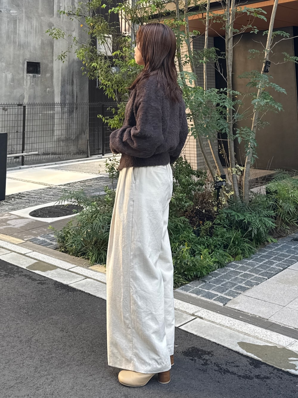 ホワイト系のその他パンツ、ブラウン系のカーディガン/ボレロを着用したレディースの秋コーディネートの6枚目の写真