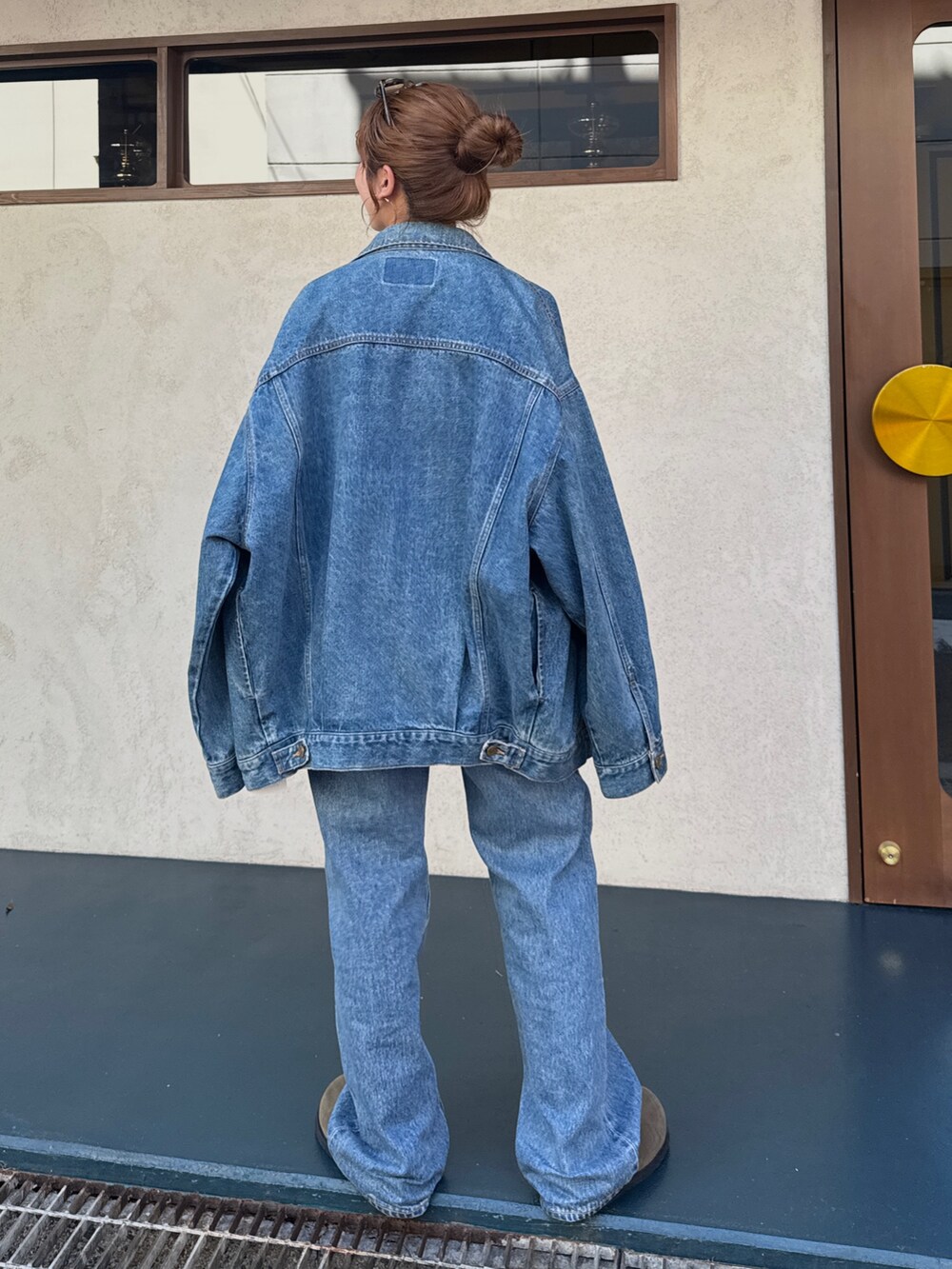 ブルー系のデニムパンツ、ベージュ系のスリッポン、ブラウン系のキャミソールを着用したレディースの夏コーディネートの4枚目の写真