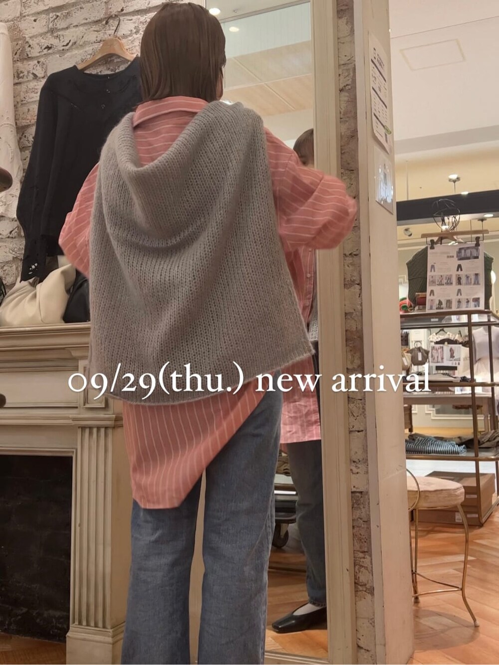 ブルー系のデニムパンツ、ブラック系のパンプス、ピンク系のシャツ/ブラウスを着用したレディースの秋コーディネートの5枚目の写真