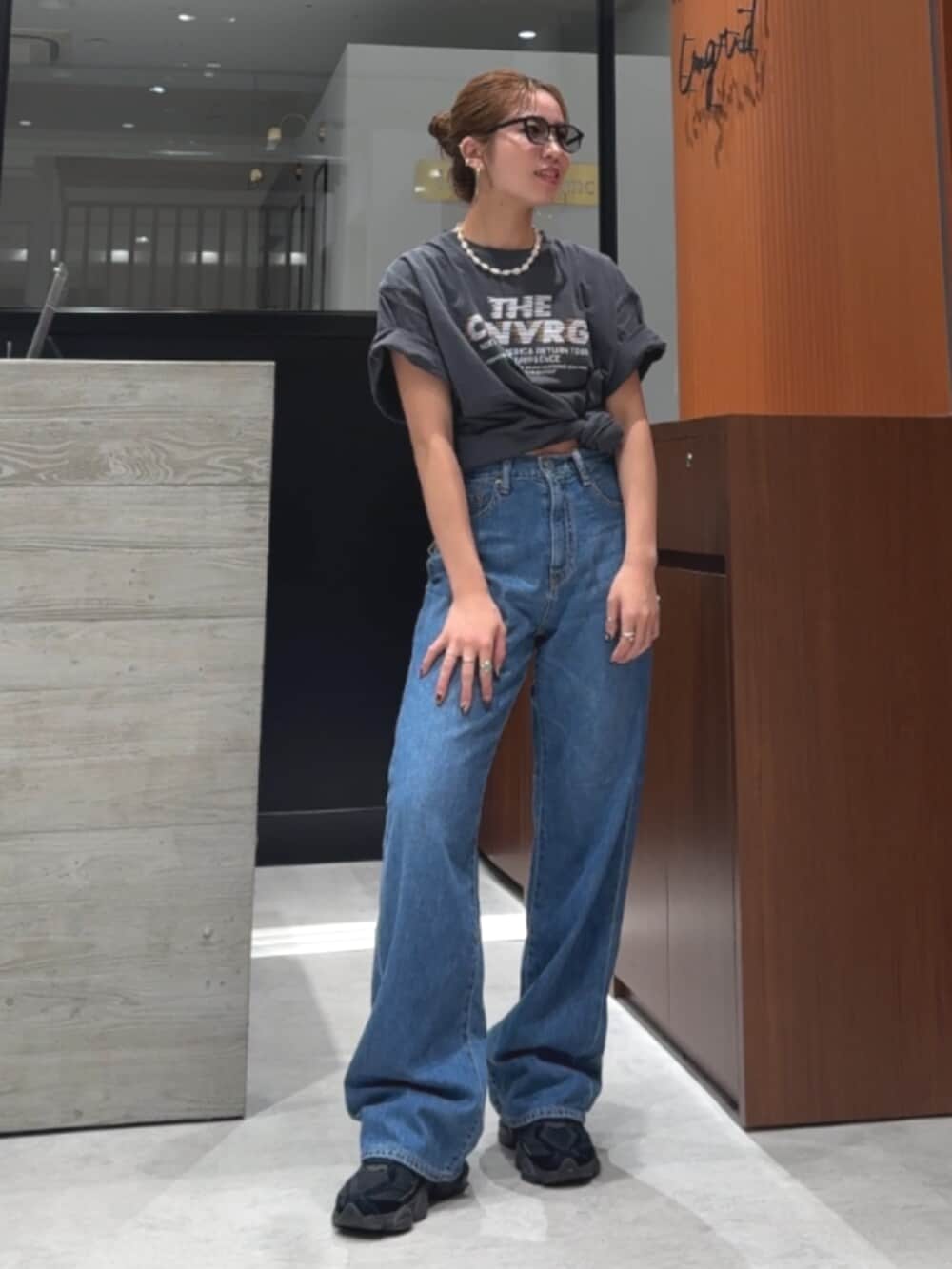 グレー系のTシャツ/カットソー、ブルー系のデニムパンツ、ホワイト系のネックレスを着用したレディースの春コーディネートの6枚目の写真