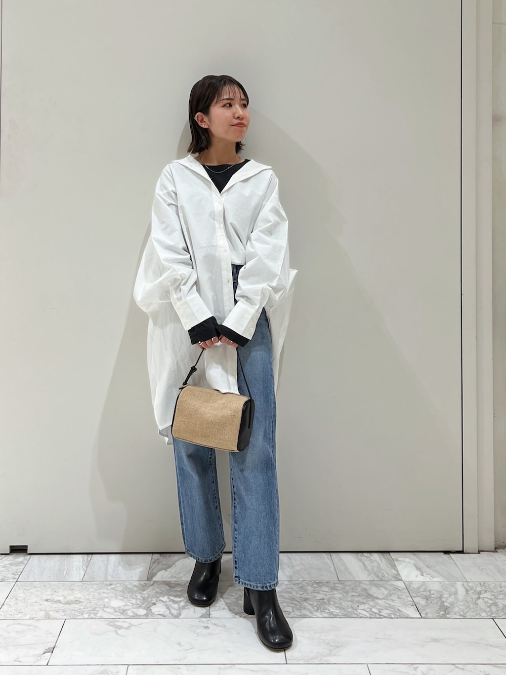 ホワイト系のシャツ/ブラウス、ブラック系のTシャツ/カットソー、その他のハンドバッグを着用したレディースの冬コーディネートの5枚目の写真