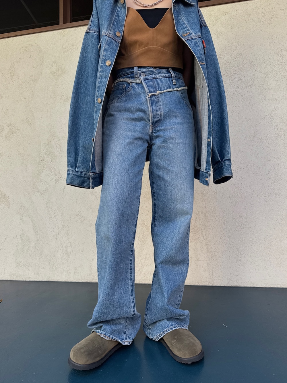 ブルー系のデニムパンツ、ベージュ系のスリッポン、ブラウン系のキャミソールを着用したレディースの夏コーディネートの10枚目の写真