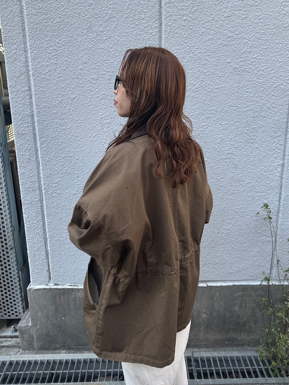 ホワイト系のスカート、ブラウン系のブルゾン、グリーン系のスウェットを着用したレディースの冬コーディネートの5枚目の写真