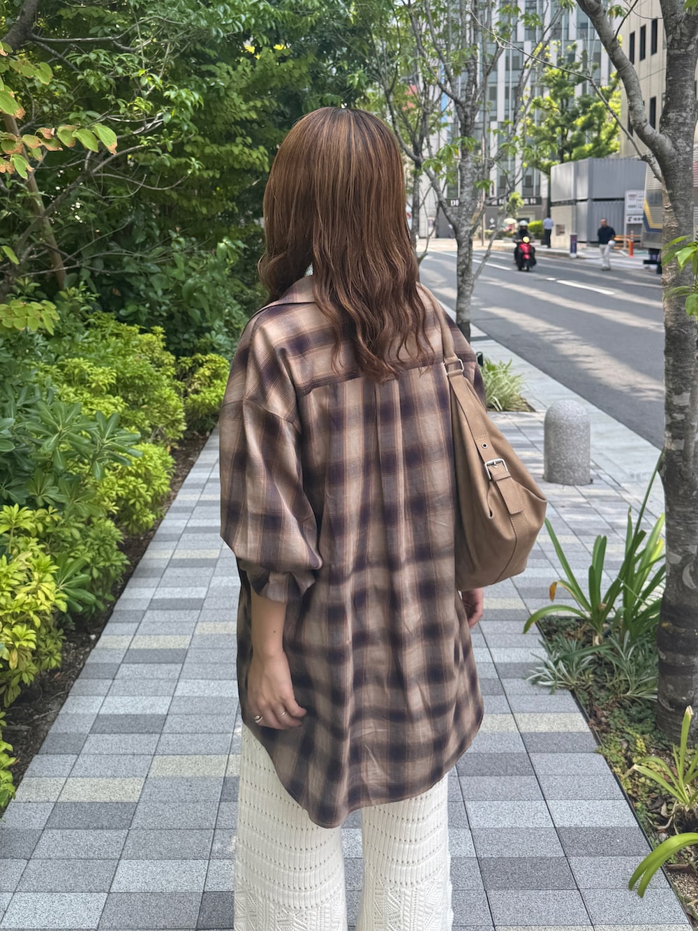 ブルー系のシャツ/ブラウス、ホワイト系のその他パンツ、ブラウン系のブーツを着用したレディースの秋コーディネートの8枚目の写真