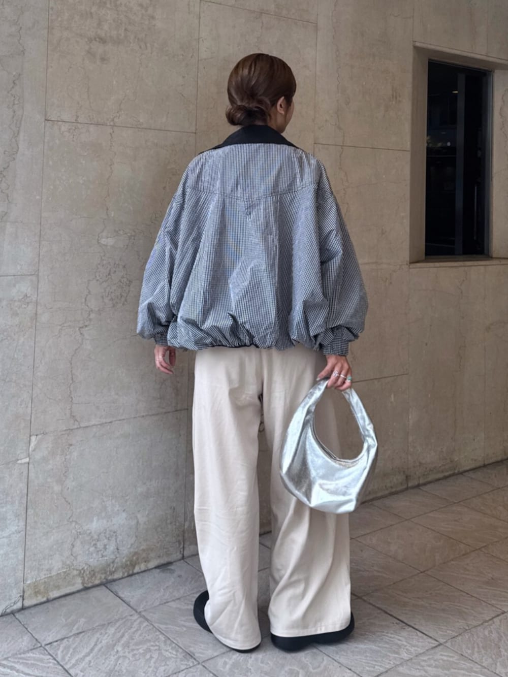 ベージュ系のその他パンツ、その他のブルゾンを着用したレディースの夏コーディネートの3枚目の写真