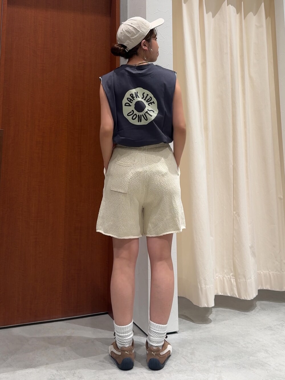 グレー系のタンクトップ、ホワイト系のその他パンツ、ピンク系のトートバッグを着用したレディースの春コーディネートの5枚目の写真