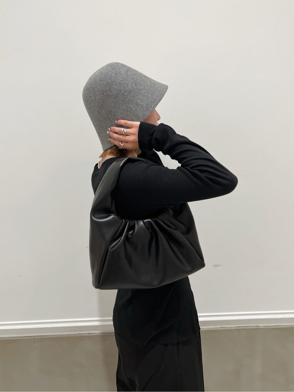 ブラック系のブーツ、ブラック系のカーディガン/ボレロ、ブラック系のその他パンツを着用したレディースの秋コーディネートの4枚目の写真