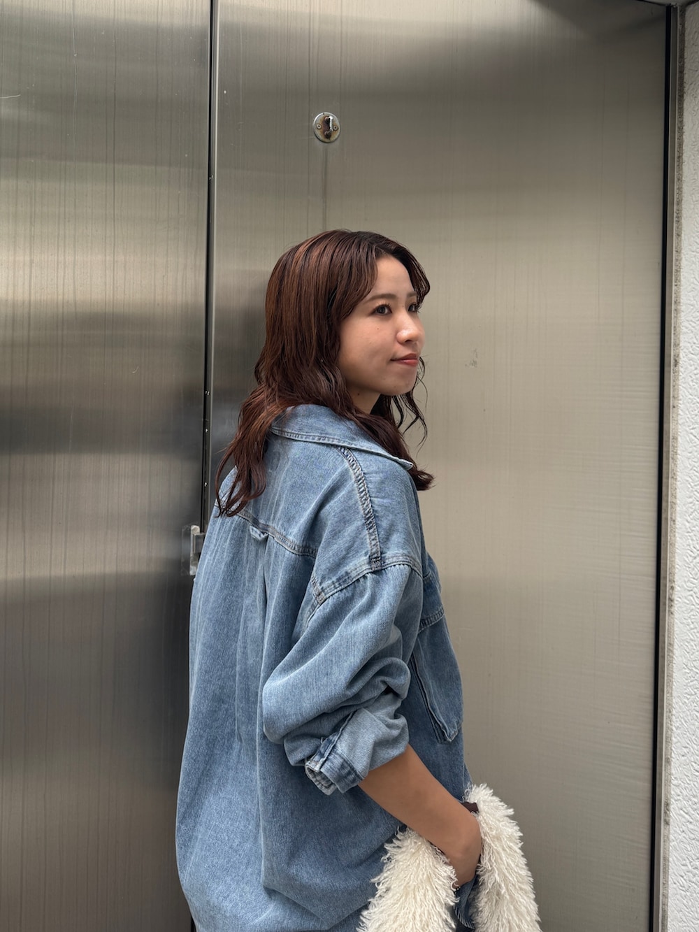 ブルー系のシャツ/ブラウス、ホワイト系のハンドバッグ、グレー系のその他パンツを着用したレディースの秋コーディネートの9枚目の写真