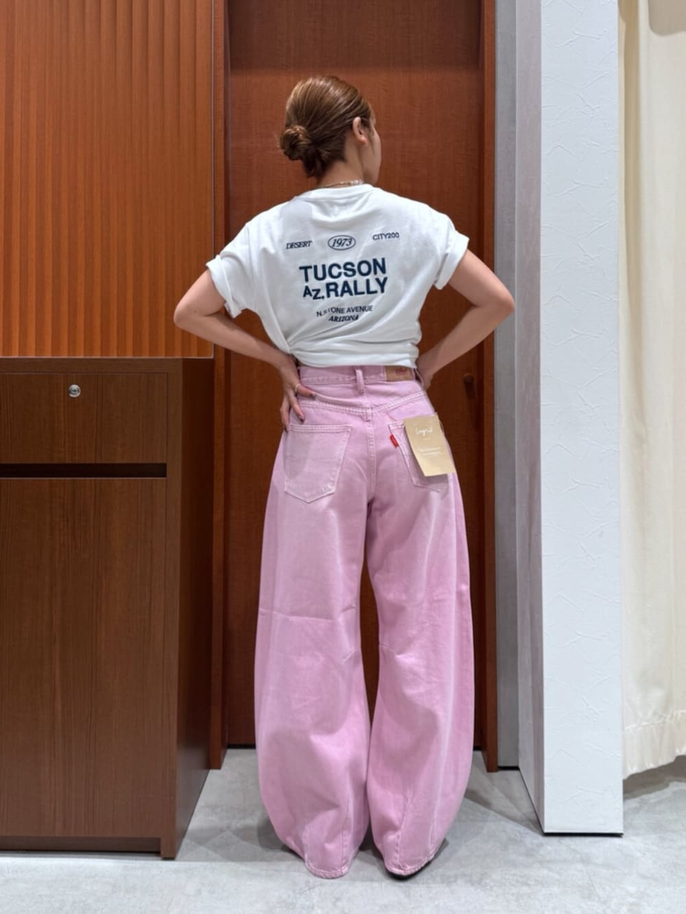 ピンク系のデニムパンツ、その他のサンダル、ホワイト系のTシャツ/カットソーを着用したレディースの夏コーディネートの5枚目の写真