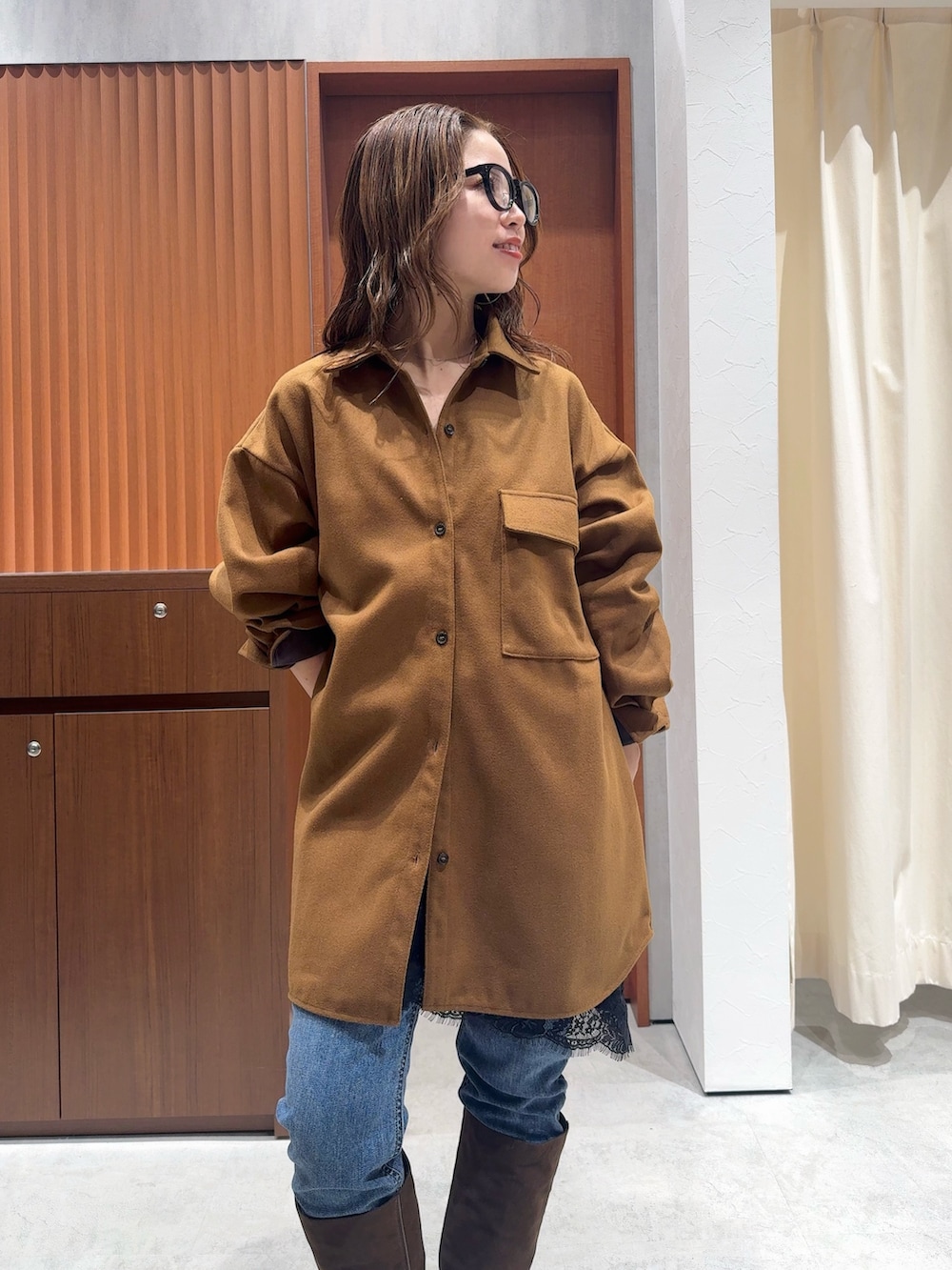 ブラック系のキャミソール、イエロー系のシャツ/ブラウス、ブルー系のデニムパンツを着用したレディースの冬コーディネートの10枚目の写真