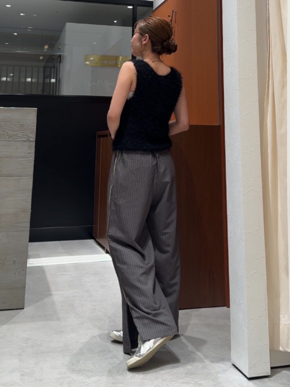 グレー系のその他パンツ、ブラック系のベストを着用したレディースの春コーディネートの6枚目の写真