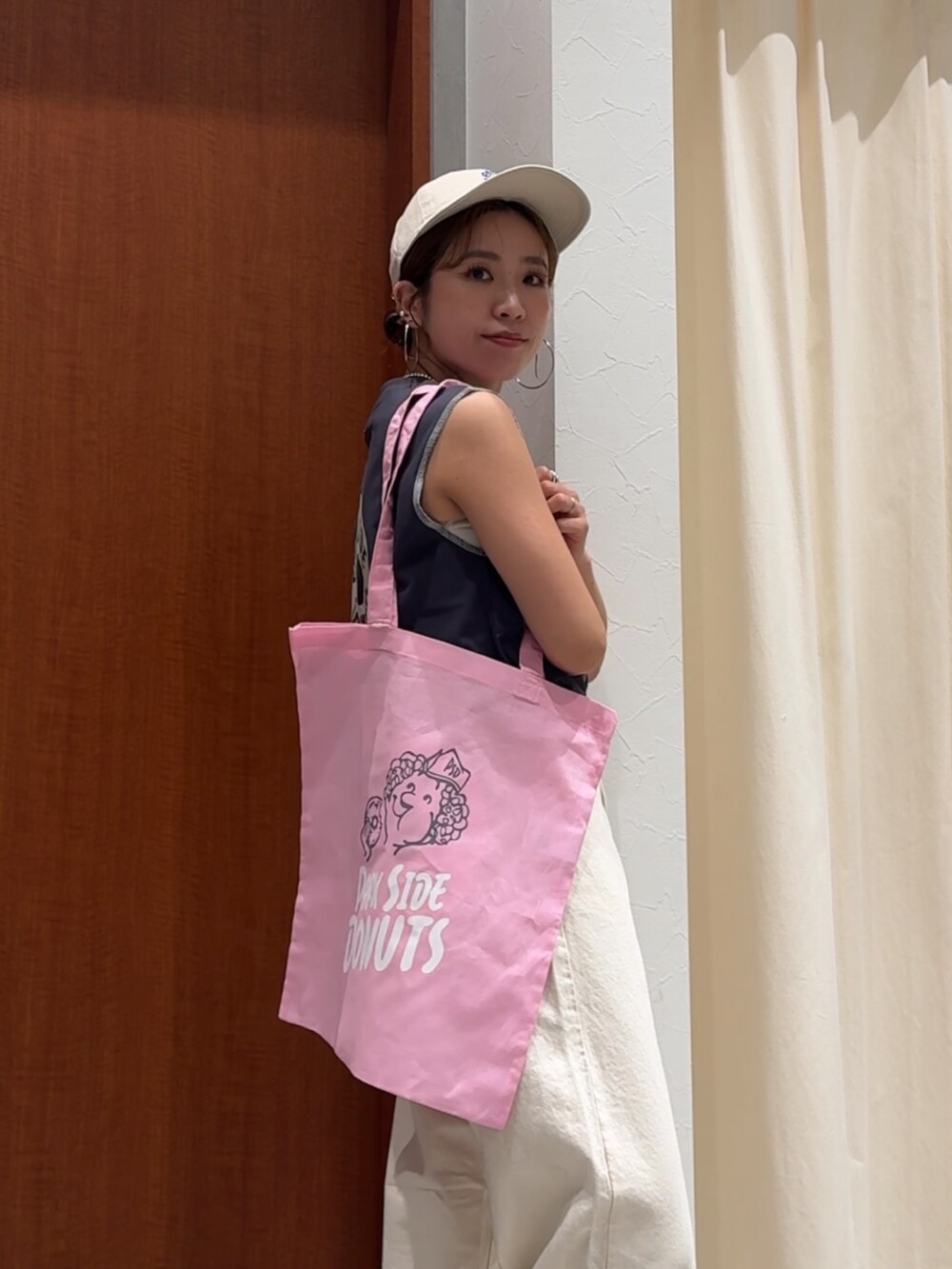 ホワイト系のデニムパンツ、グレー系のタンクトップ、ブラック系のサンダルを着用したレディースの春コーディネートの9枚目の写真