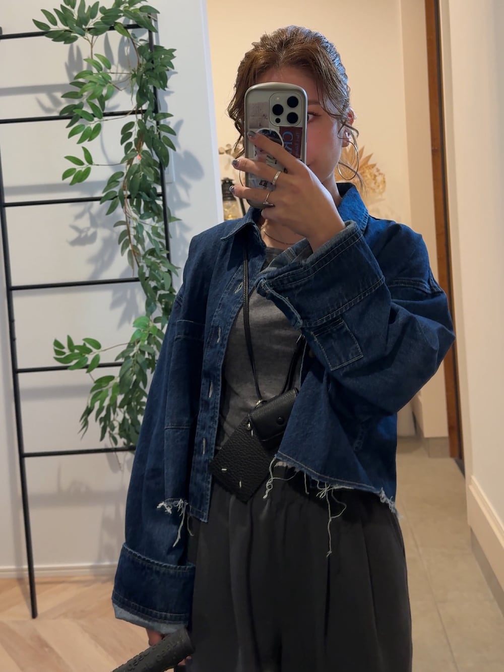 グレー系のその他パンツ、ブルー系のシャツ/ブラウスを着用したレディースの冬コーディネートの8枚目の写真