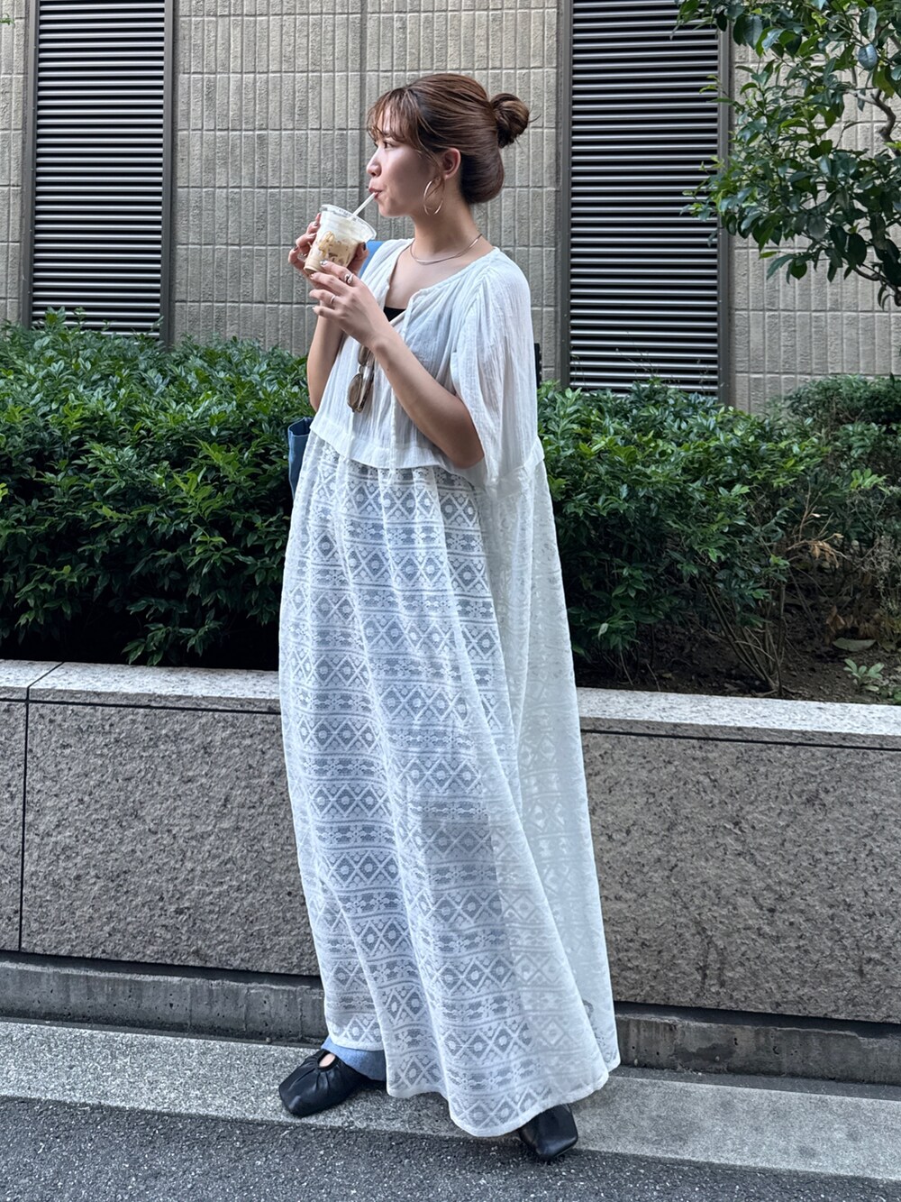 ホワイト系のワンピース、ブルー系のトートバッグを着用したレディースの夏コーディネートの2枚目の写真