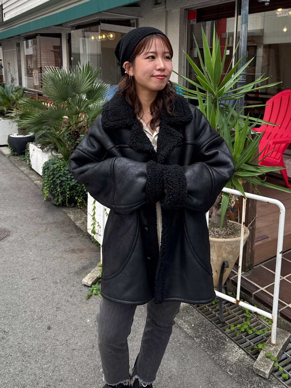 ホワイト系のシャツ/ブラウス、ブラック系のデニムパンツ、ブラック系のブルゾンを着用したレディースの秋コーディネートの8枚目の写真