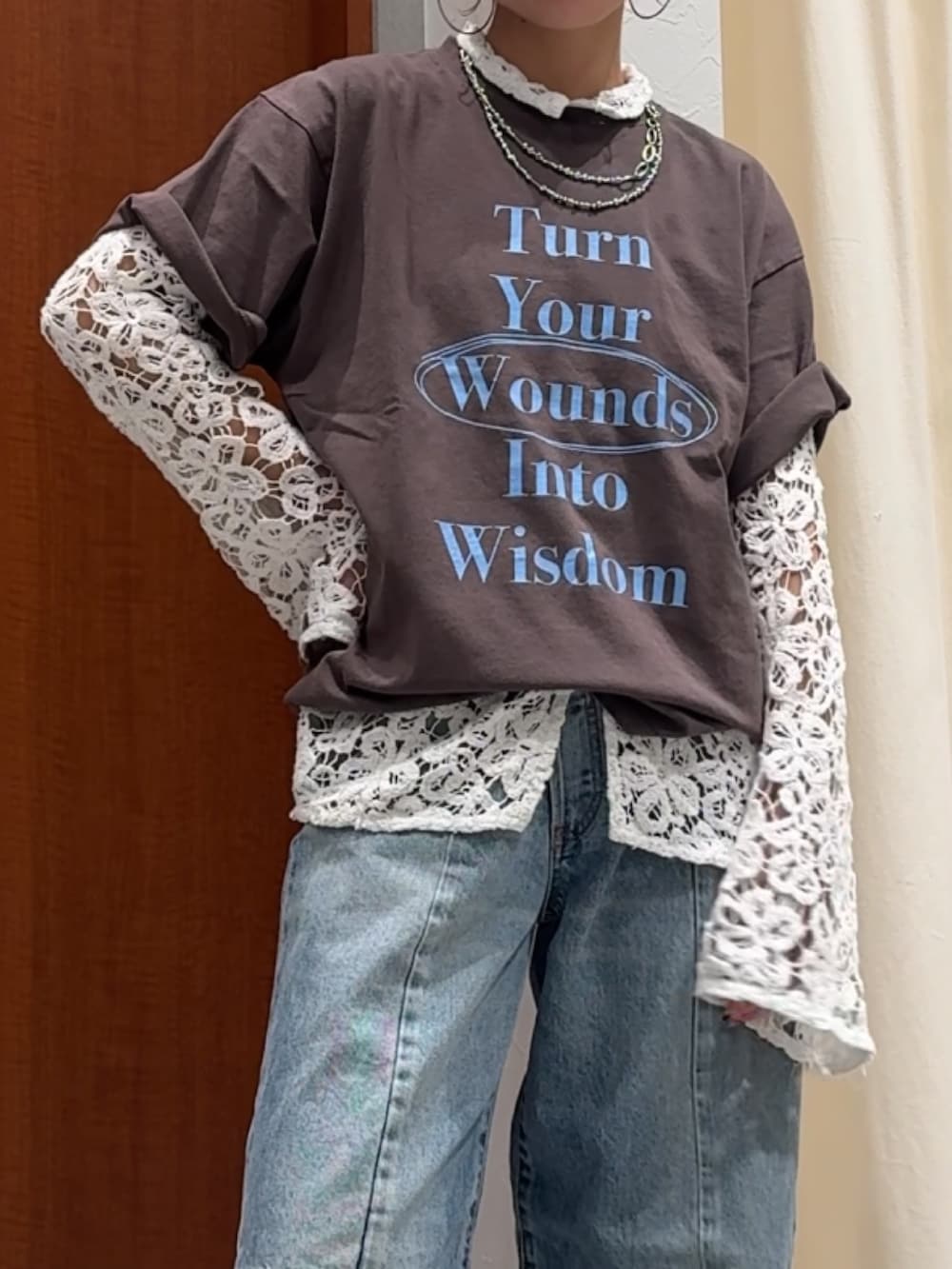 ブルー系のデニムパンツ、ブラウン系のTシャツ/カットソー、ホワイト系のシャツ/ブラウスを着用したレディースの春コーディネートの7枚目の写真