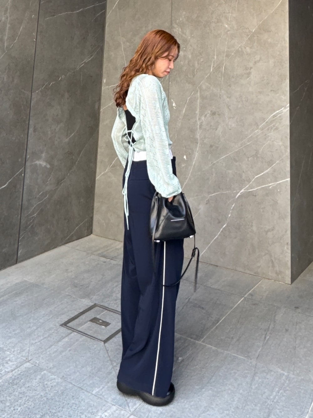 ブルー系のニット/セーター、ブルー系のその他パンツを着用したレディースの春コーディネートの4枚目の写真