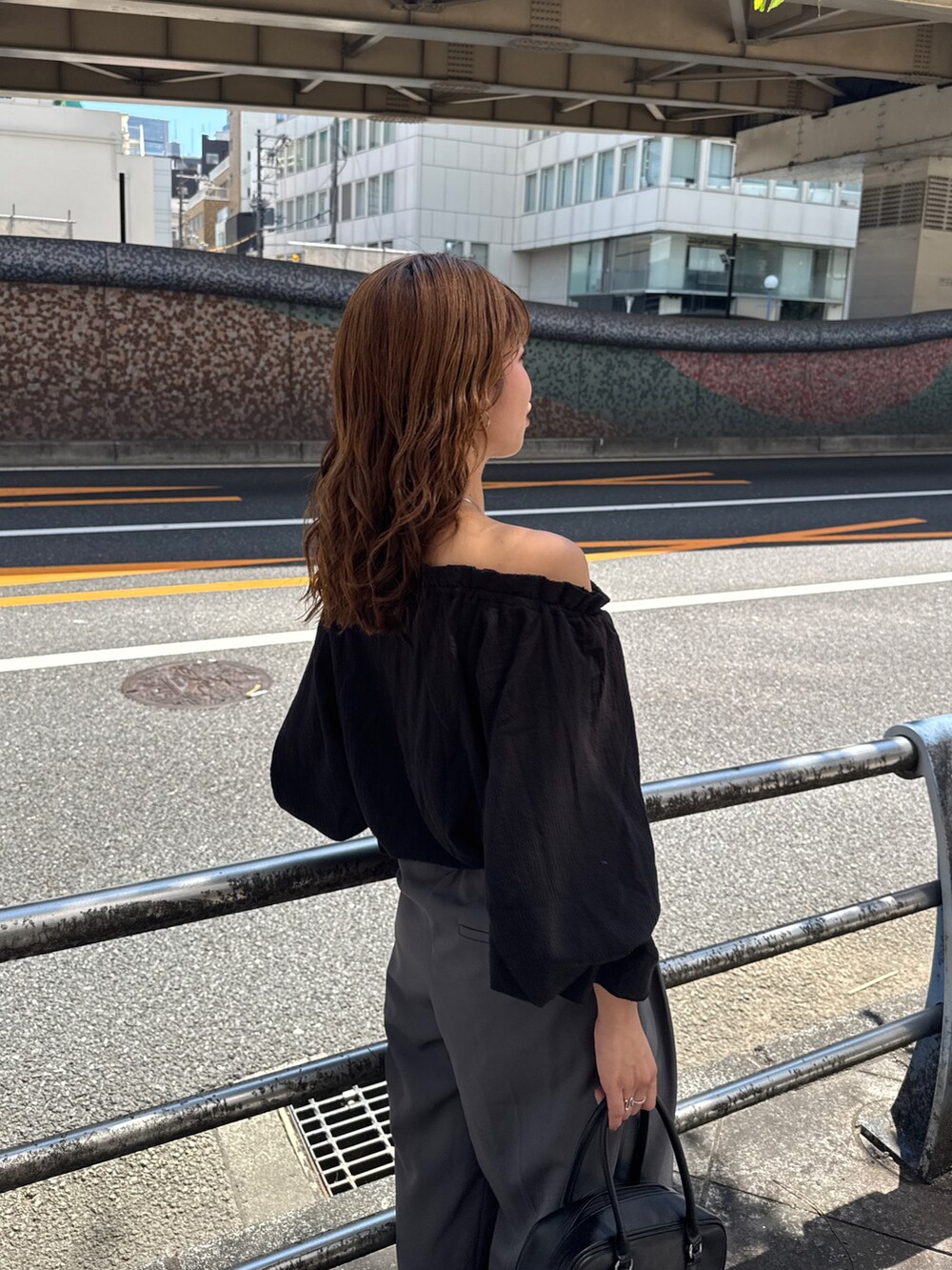 ブラック系のハンドバッグ、ベージュ系のスリッポン、グレー系のその他パンツを着用したレディースの夏コーディネートの9枚目の写真