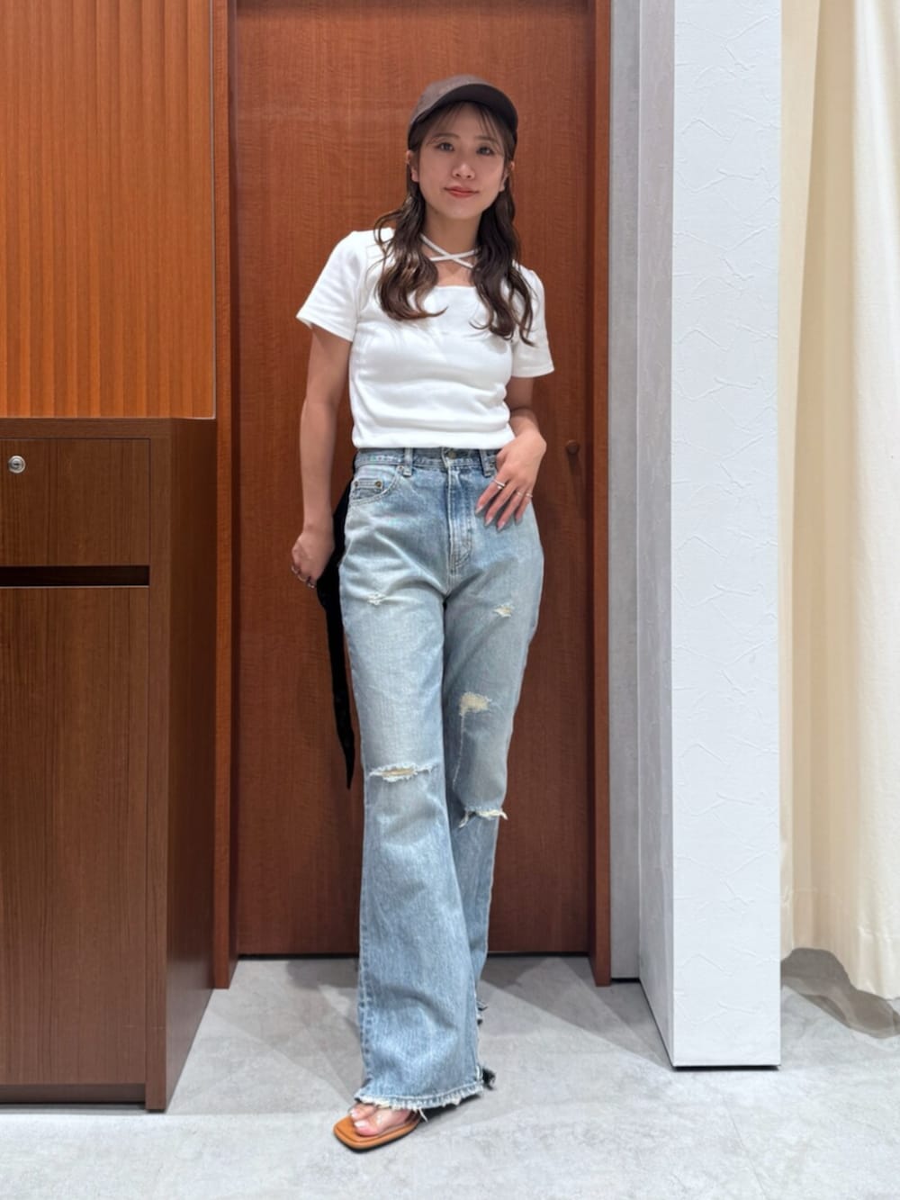 その他のサンダル、ブルー系のデニムパンツ、ホワイト系のTシャツ/カットソーを着用したレディースの夏コーディネートの6枚目の写真