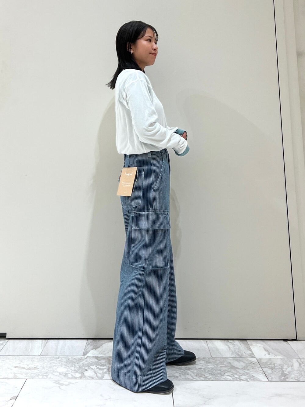 ホワイト系のTシャツ/カットソー、ブルー系のTシャツ/カットソー、ブラック系のブーツを着用したレディースの夏コーディネートの2枚目の写真