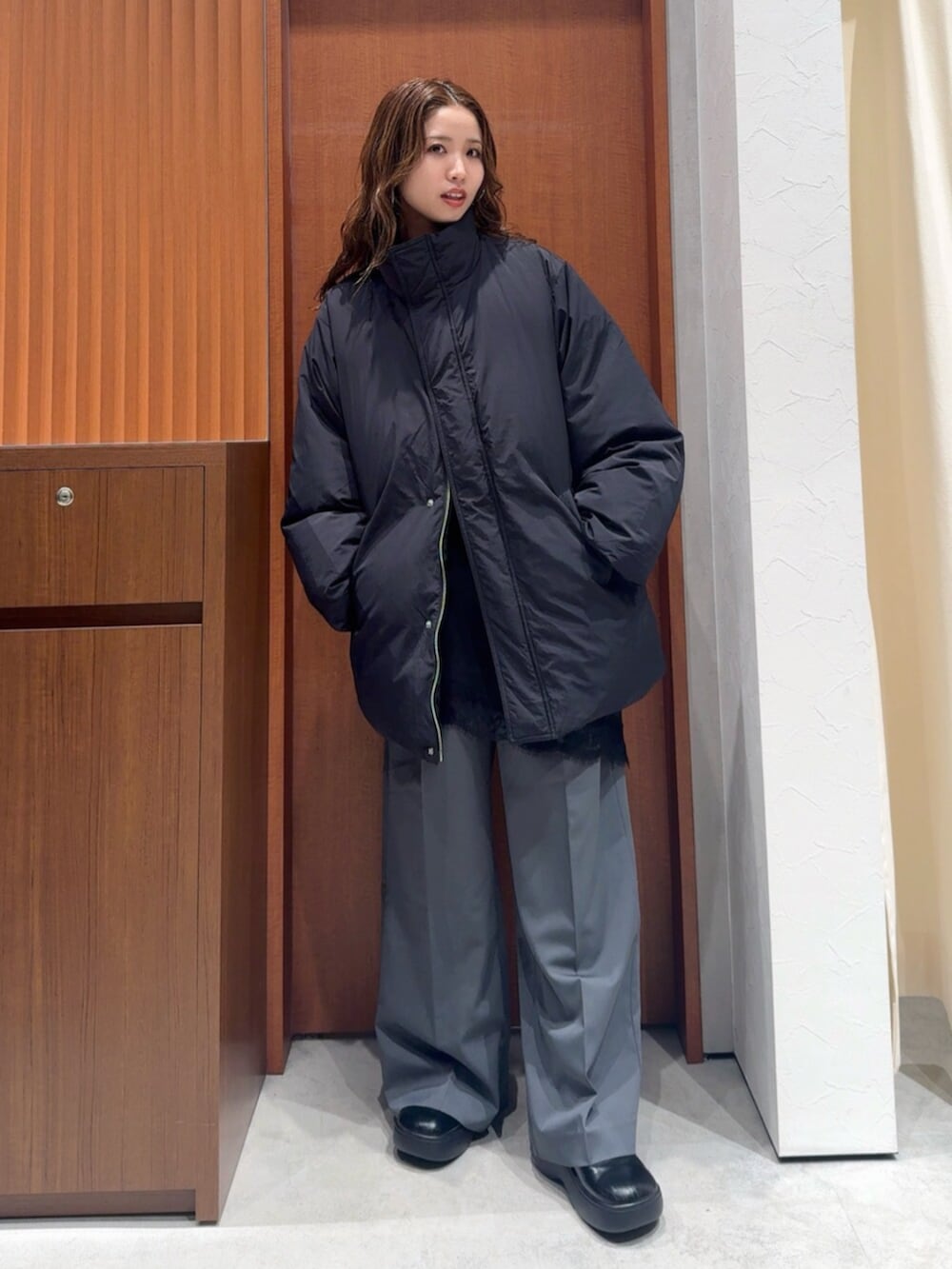 ブラック系のダウンジャケット/コート、グレー系のその他パンツ、ブラック系のキャミソールを着用したレディースの冬コーディネートの9枚目の写真