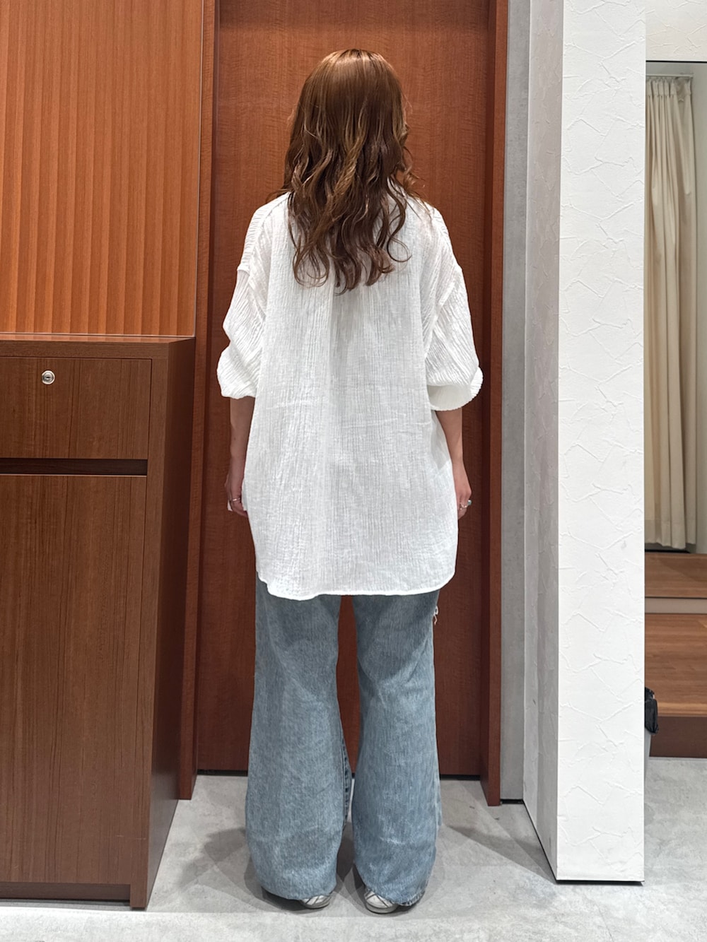 ブルー系のデニムパンツ、ホワイト系のシャツ/ブラウスを着用したレディースの春コーディネートの4枚目の写真