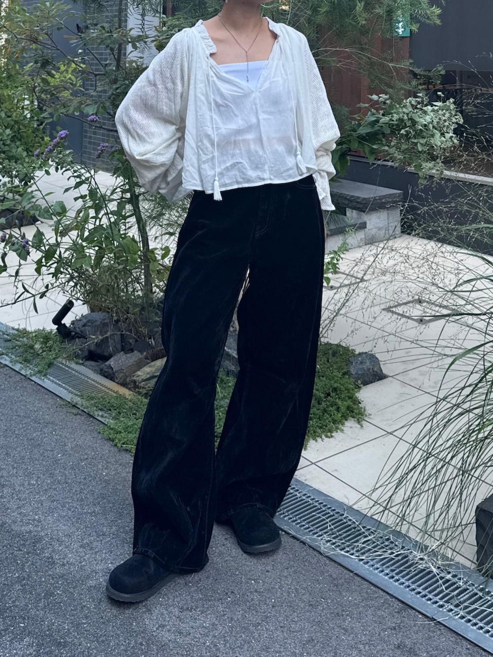 ホワイト系のシャツ/ブラウス、ブラック系のデニムパンツ、ブラック系のスリッポンを着用したレディースの夏コーディネートの6枚目の写真