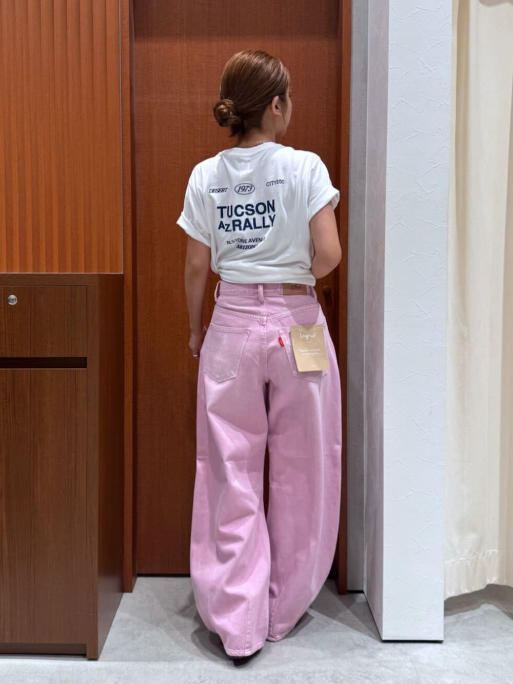 ピンク系のデニムパンツ、その他のサンダル、ホワイト系のTシャツ/カットソーを着用したレディースの夏コーディネートの4枚目の写真