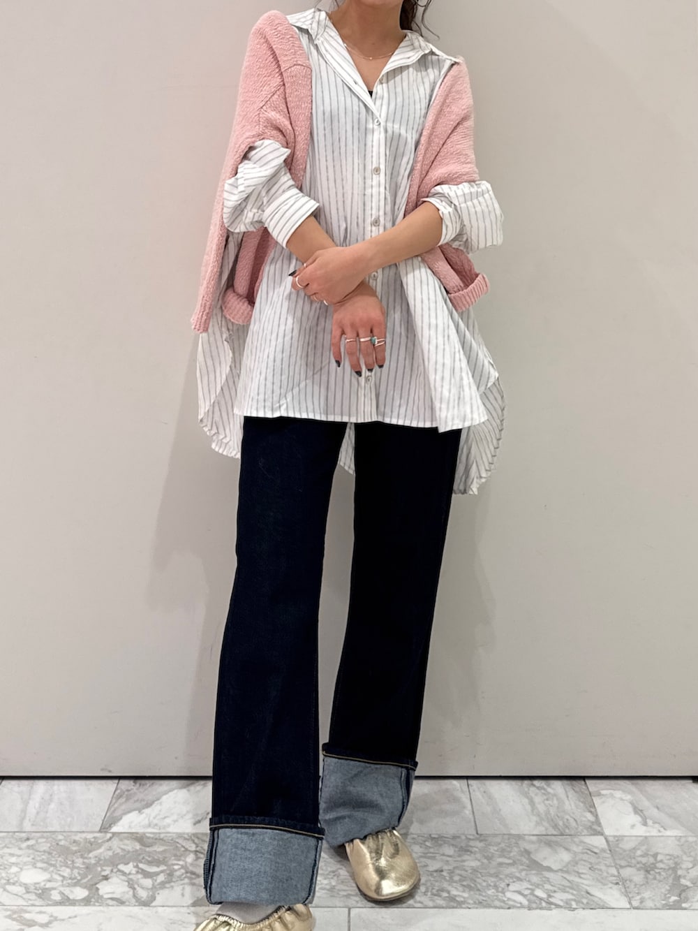 ブルー系のデニムパンツ、ホワイト系のシャツ/ブラウス、ピンク系のニット/セーターを着用したレディースの冬コーディネートの8枚目の写真