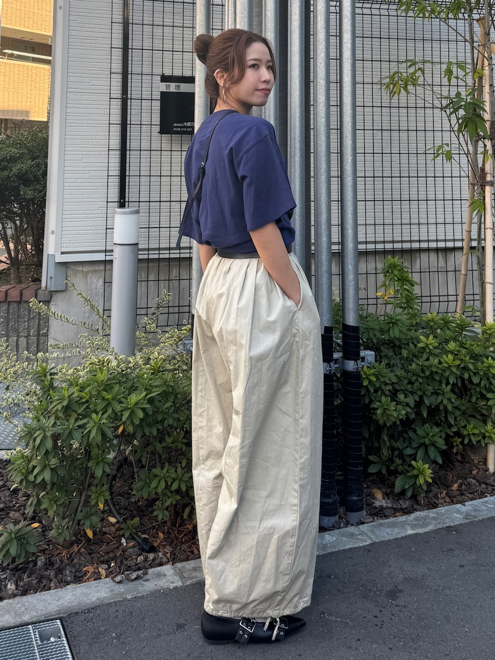 ベージュ系のその他パンツ、ブルー系のTシャツ/カットソーを着用したレディースの春コーディネートの4枚目の写真