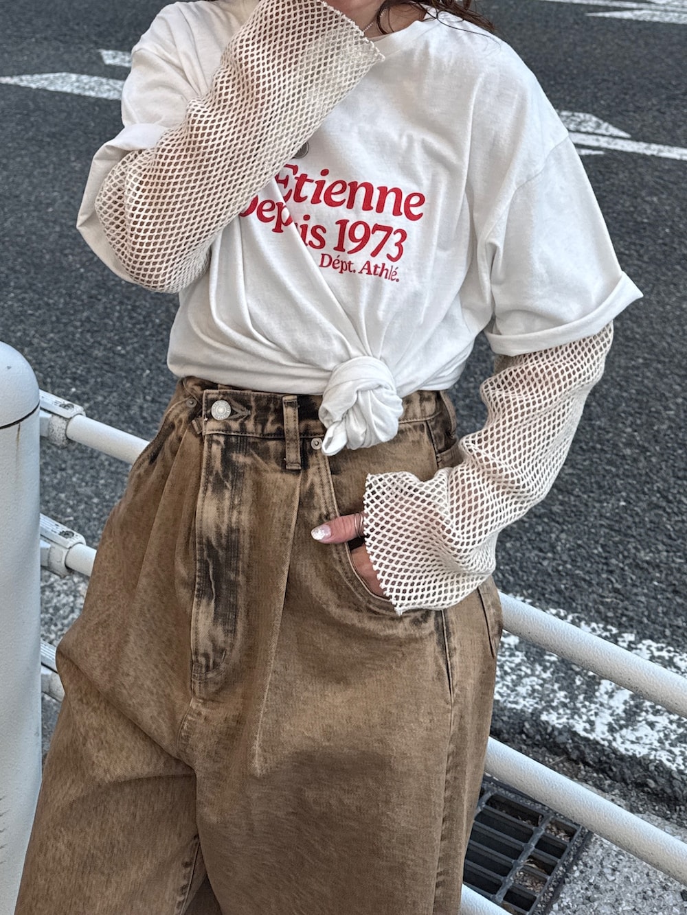 ブラウン系のデニムパンツ、ホワイト系のTシャツ/カットソー、ホワイト系のTシャツ/カットソーを着用したレディースの冬コーディネートの8枚目の写真