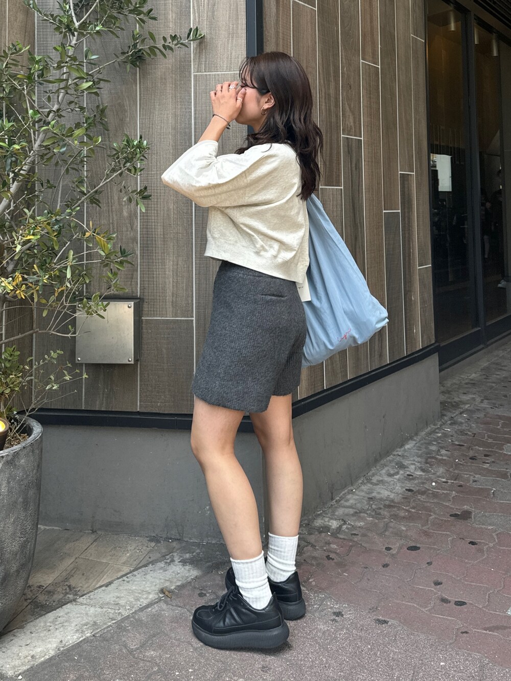 グレー系のその他パンツ、グレー系のスウェット、ブルー系のエコバッグ/サブバッグを着用したレディースの夏コーディネートの5枚目の写真