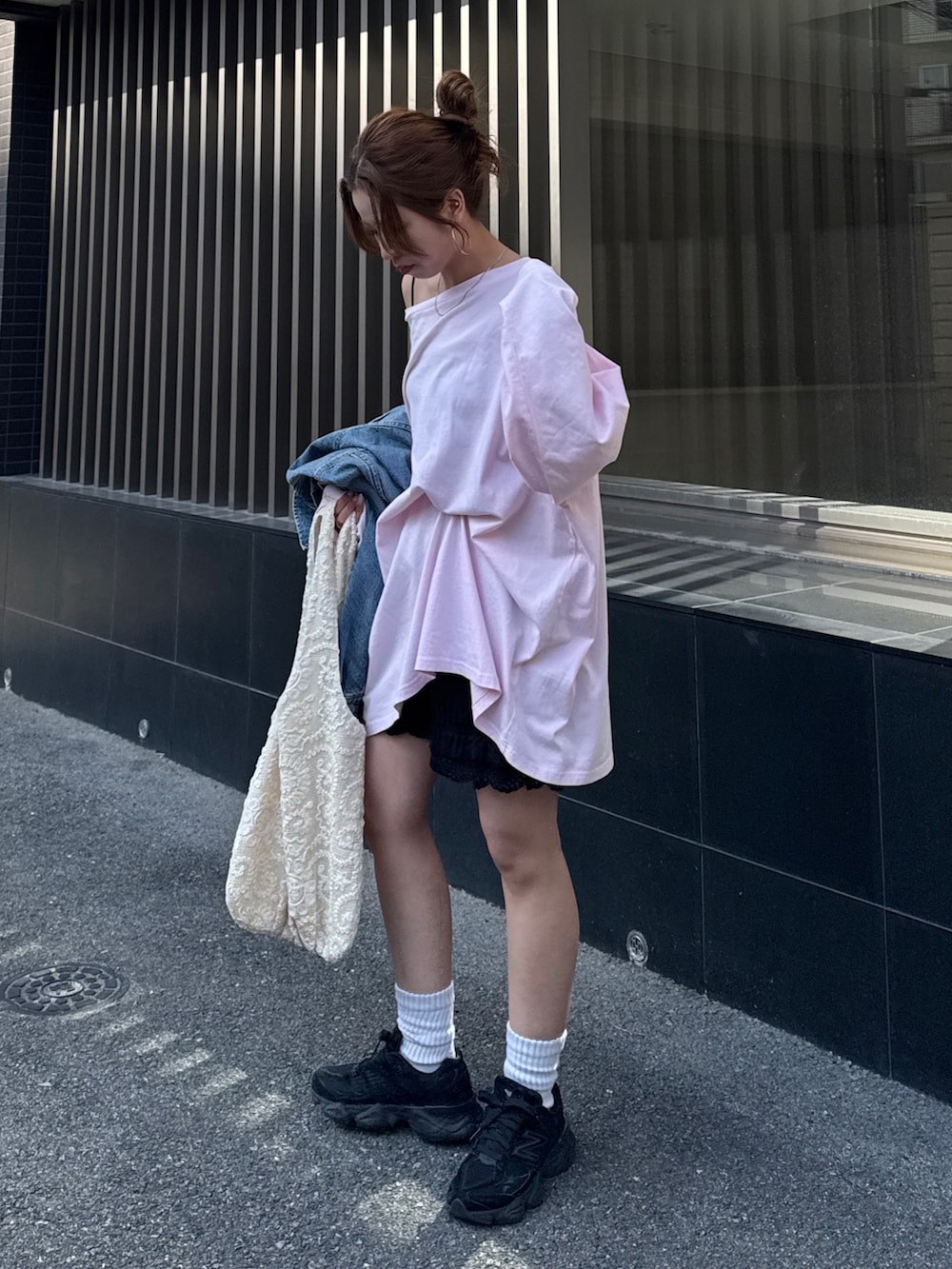 ピンク系のTシャツ/カットソー、ブルー系のデニムジャケット、ブラック系のその他パンツを着用したレディースの春コーディネートの7枚目の写真