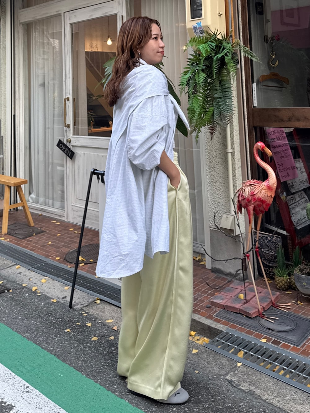 ホワイト系のTシャツ/カットソー、イエロー系のその他パンツ、その他のシャツ/ブラウスを着用したレディースの冬コーディネートの6枚目の写真