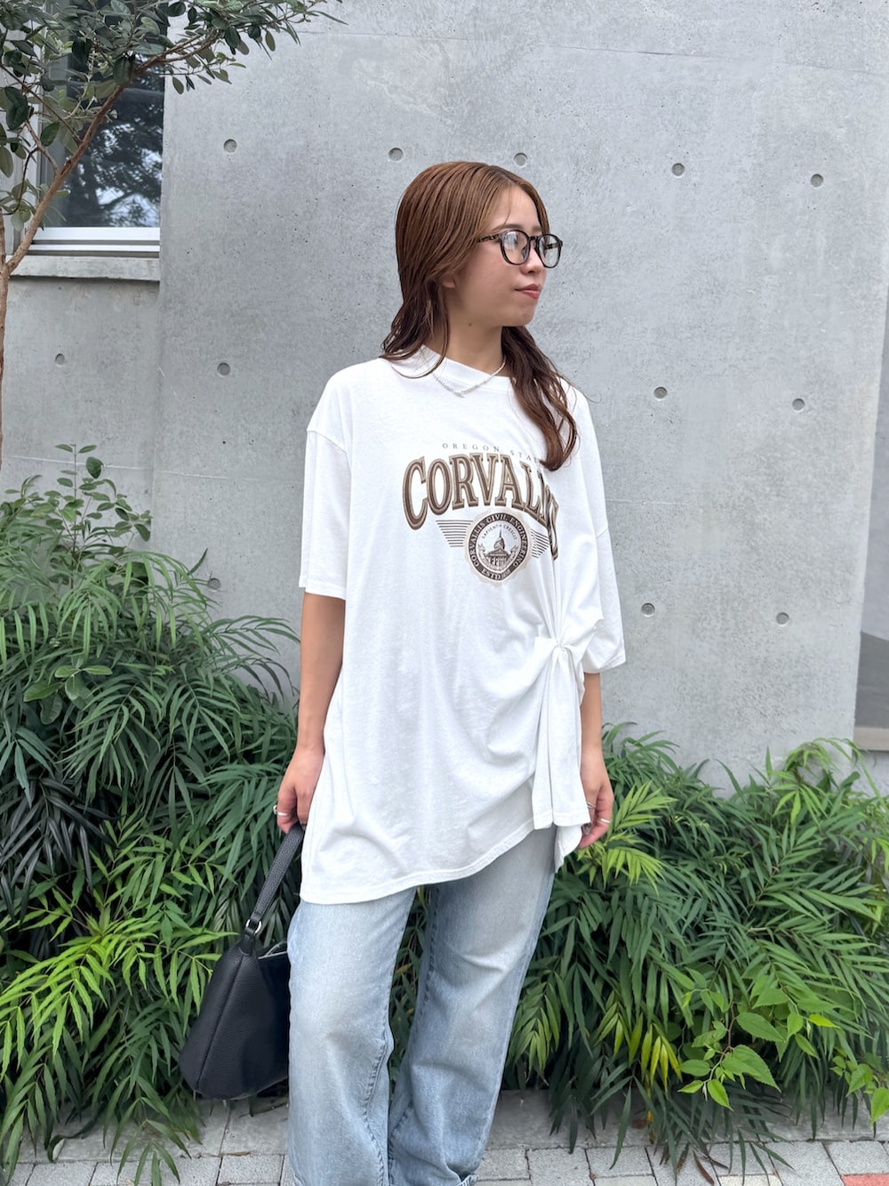 ホワイト系のTシャツ/カットソー、ブルー系のデニムパンツ、ブラウン系のその他シューズを着用したレディースの夏コーディネートの6枚目の写真