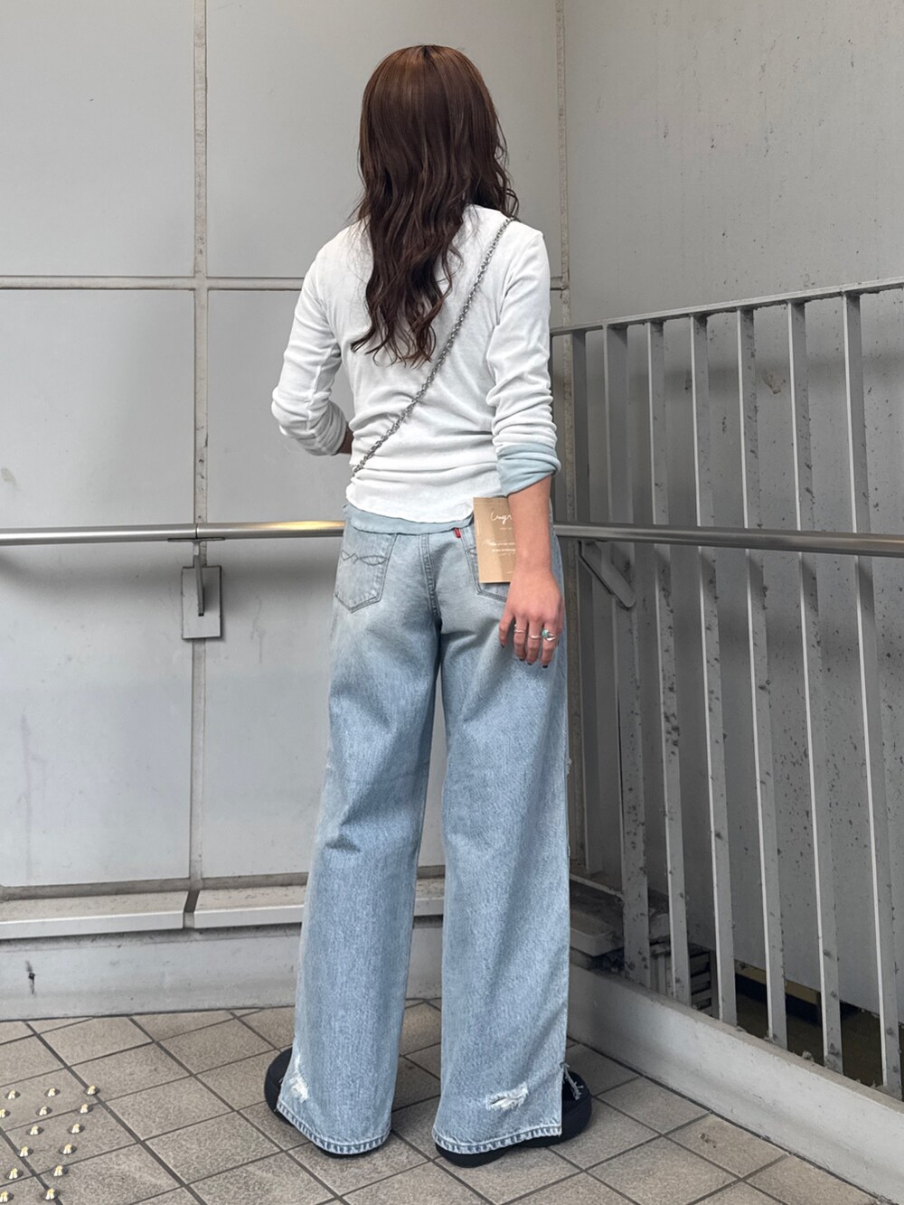 ブルー系のデニムパンツ、ホワイト系のTシャツ/カットソー、ブルー系のTシャツ/カットソーを着用したレディースの冬コーディネートの4枚目の写真