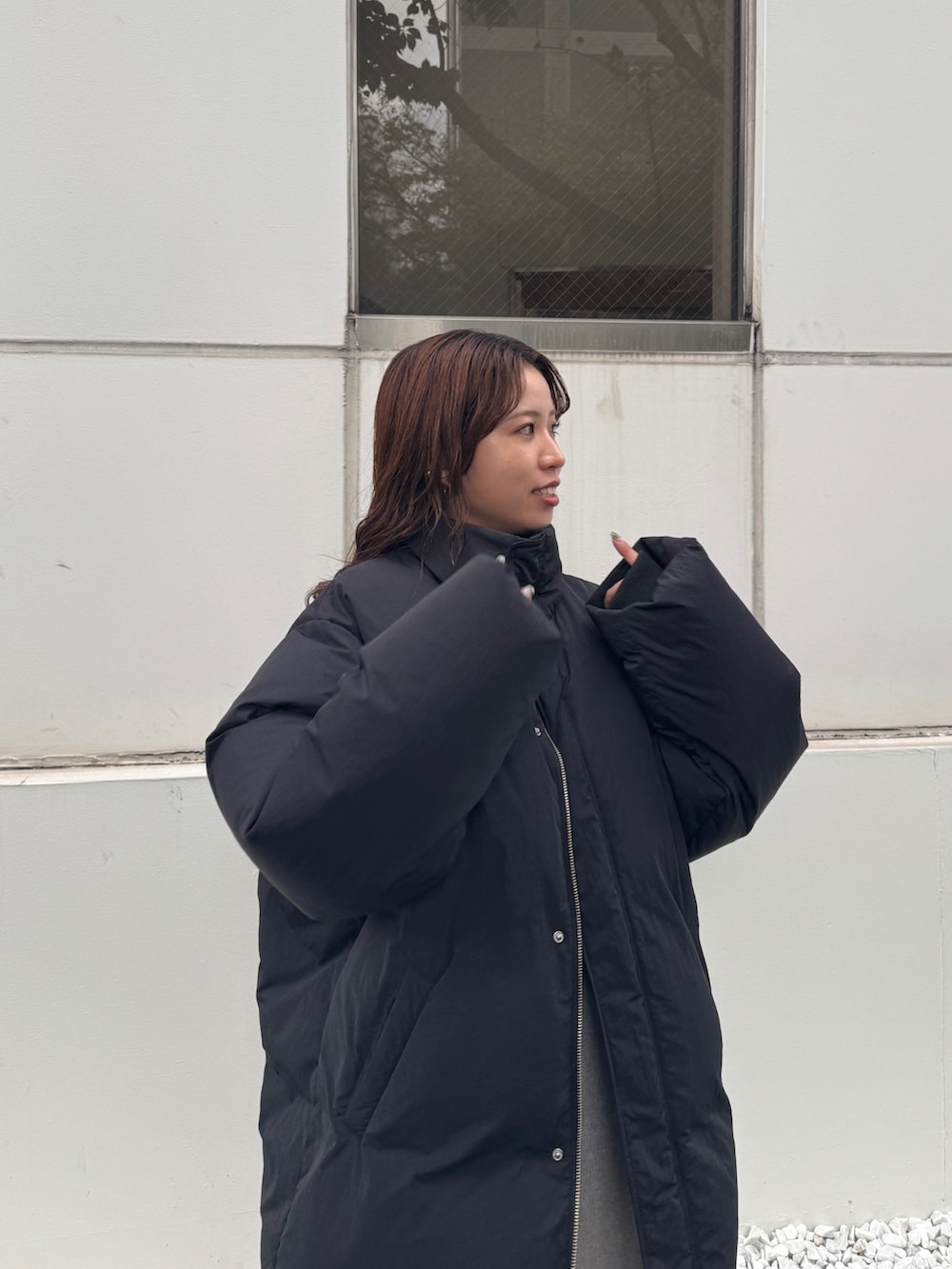 グレー系のその他パンツ、ブルー系のシャツ/ブラウス、ブラック系のダウンジャケット/コートを着用したレディースの秋コーディネートの9枚目の写真