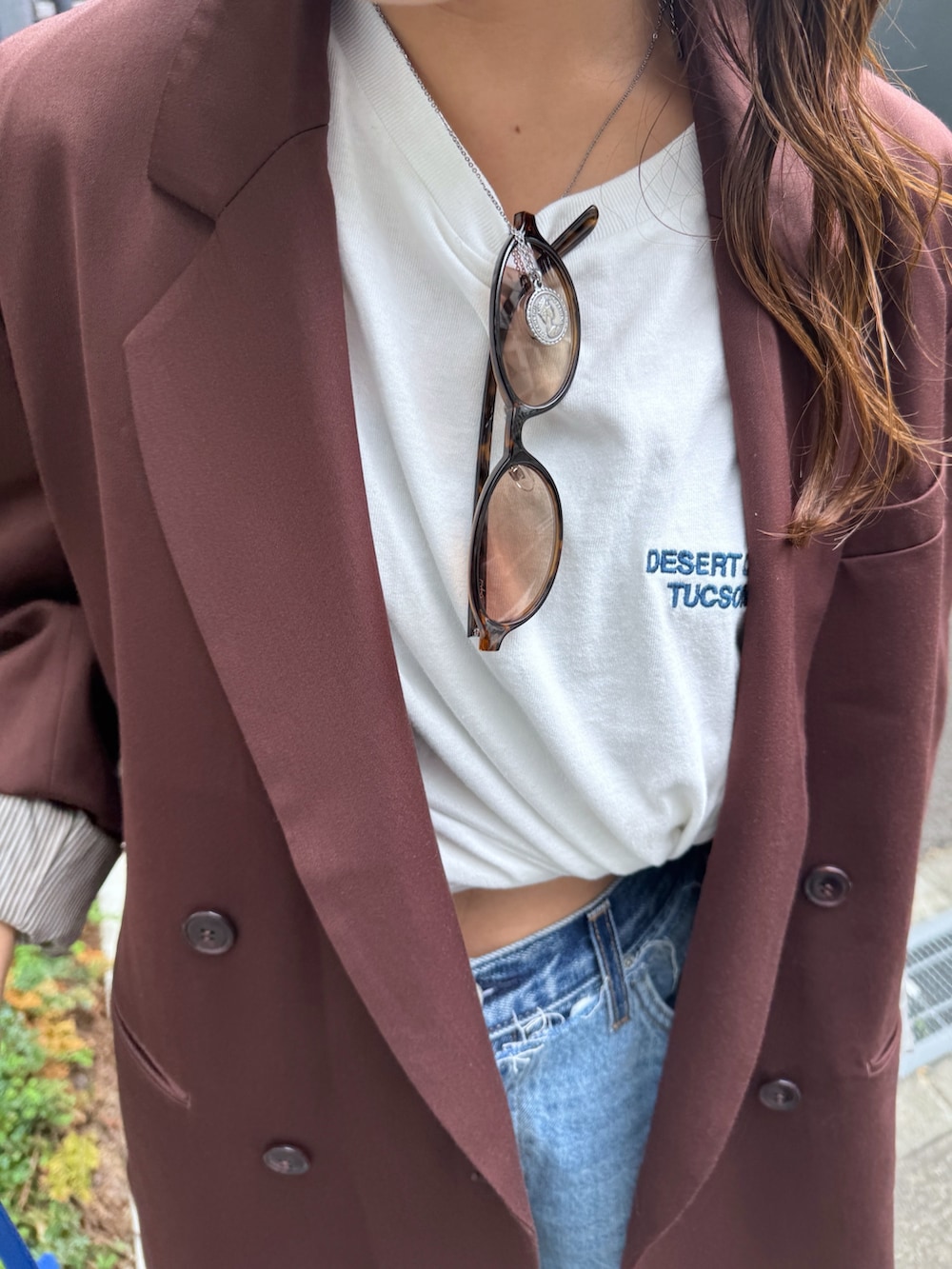ブルー系のデニムパンツ、ブラウン系のテーラードジャケット、ホワイト系のTシャツ/カットソーを着用したレディースの夏コーディネートの8枚目の写真