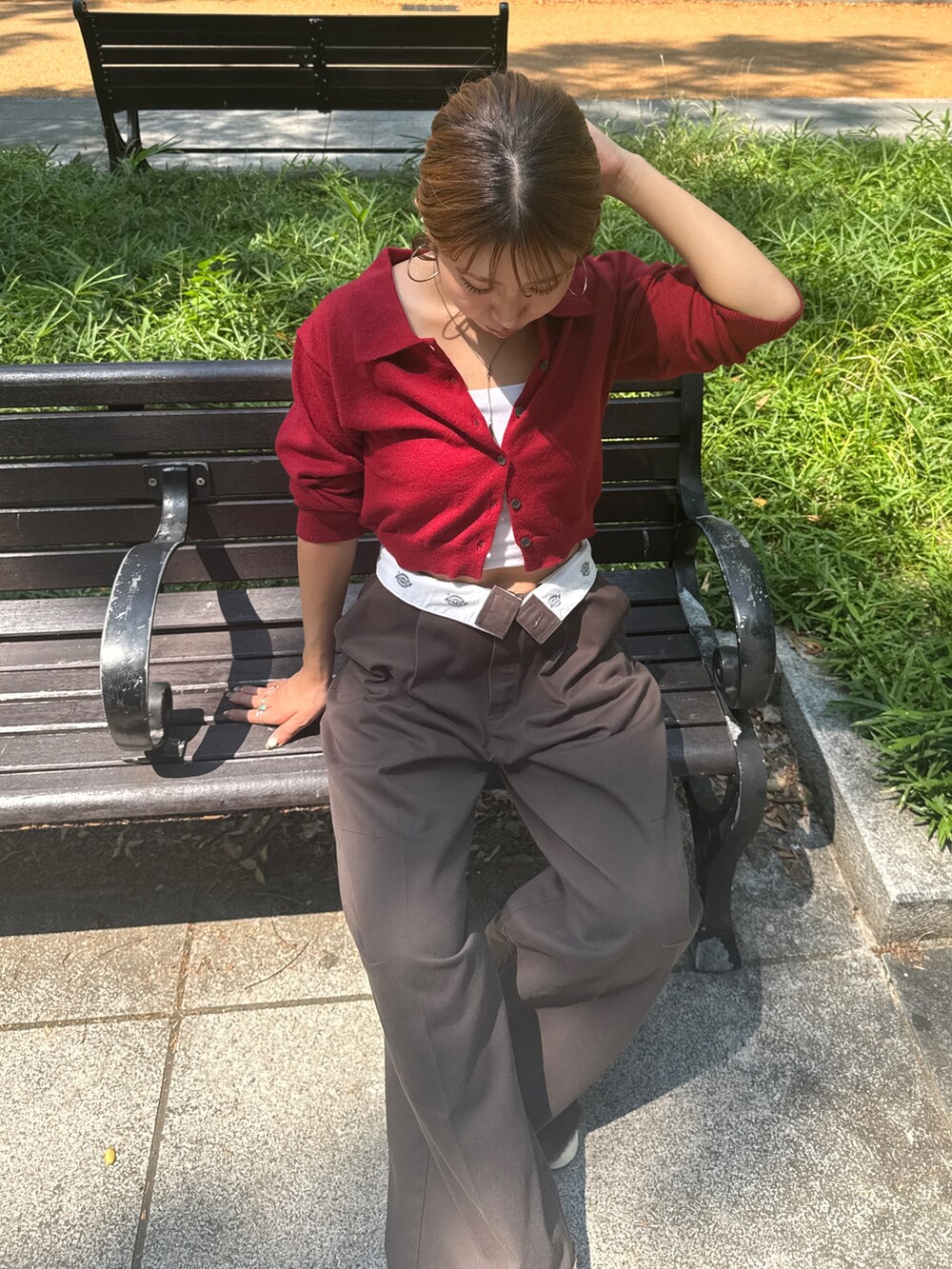 レッド系のカーディガン/ボレロ、ホワイト系のその他パンツを着用したレディースの秋コーディネートの7枚目の写真
