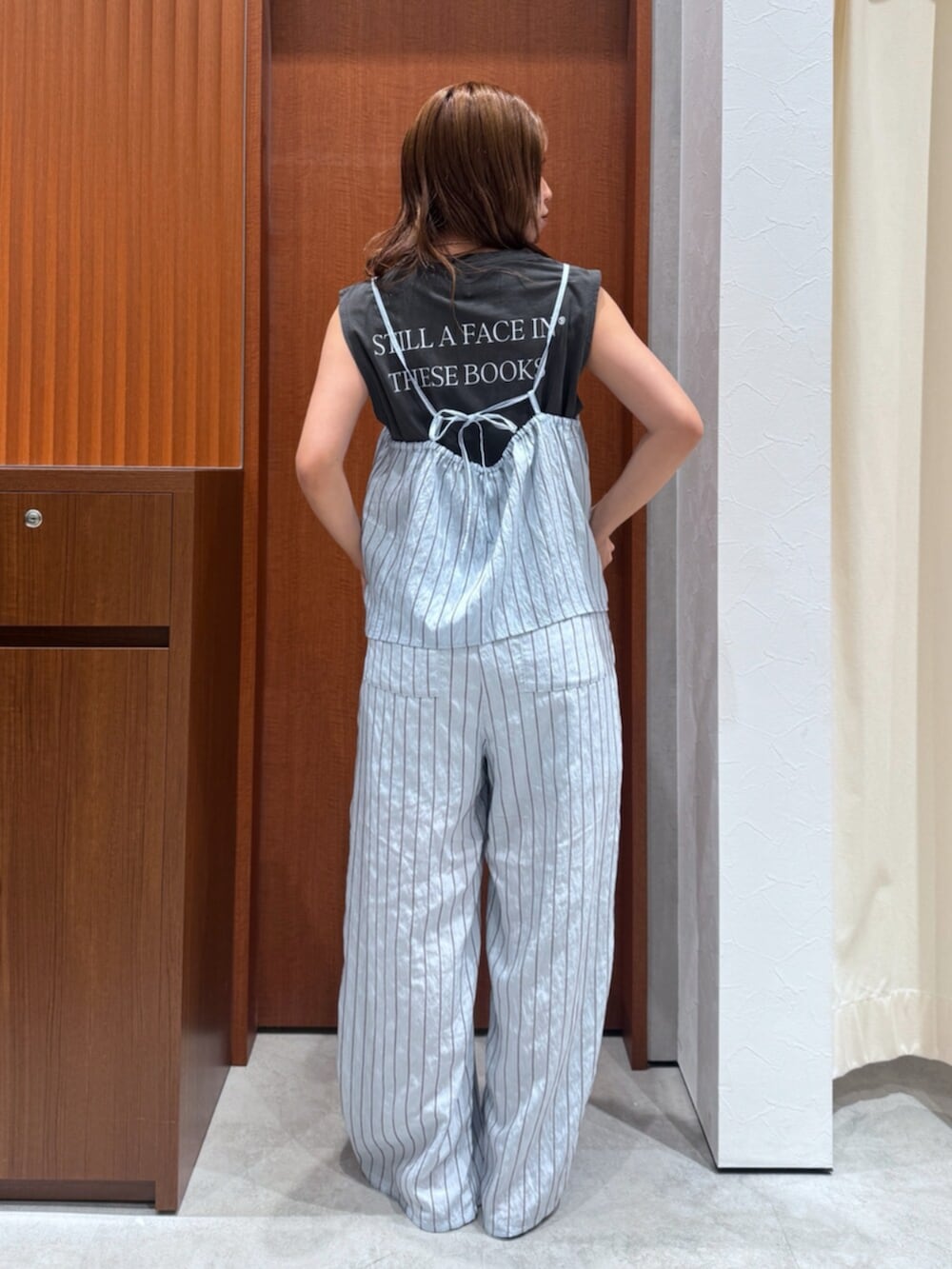 ブルー系のその他パンツ、グレー系のタンクトップ、ブルー系のキャミソールを着用したレディースの夏コーディネートの4枚目の写真