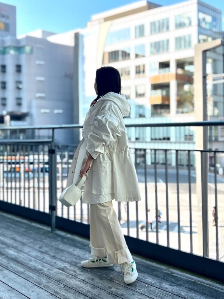 ホワイト系のデニムパンツ、ホワイト系のブルゾン、グレー系のTシャツ/カットソーを着用したレディースの冬コーディネートの2枚目の写真