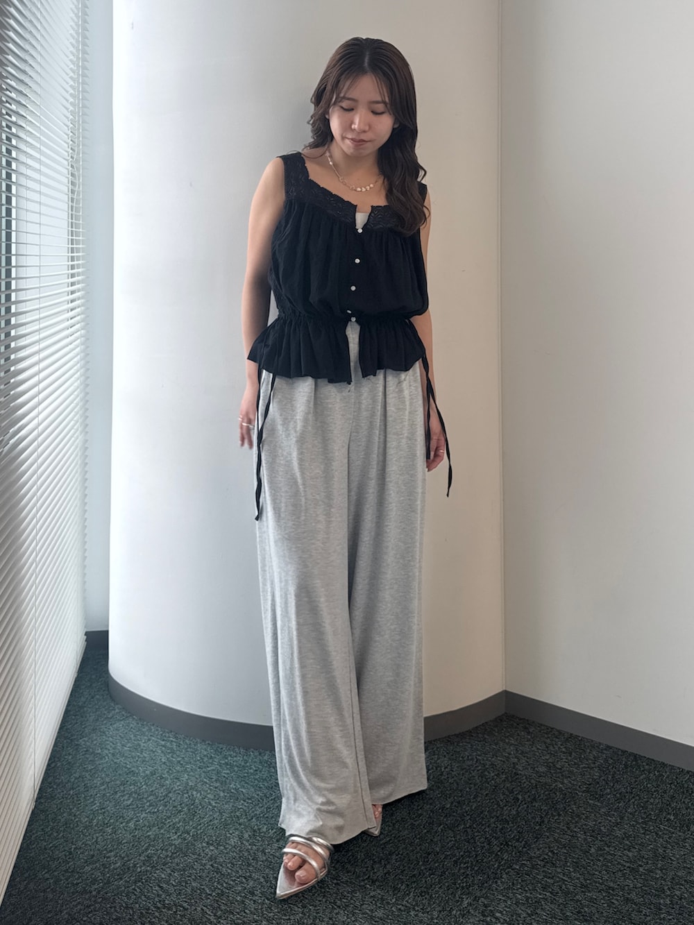 グレー系のその他パンツ、ブラック系のシャツ/ブラウスを着用したレディースの春コーディネートの2枚目の写真