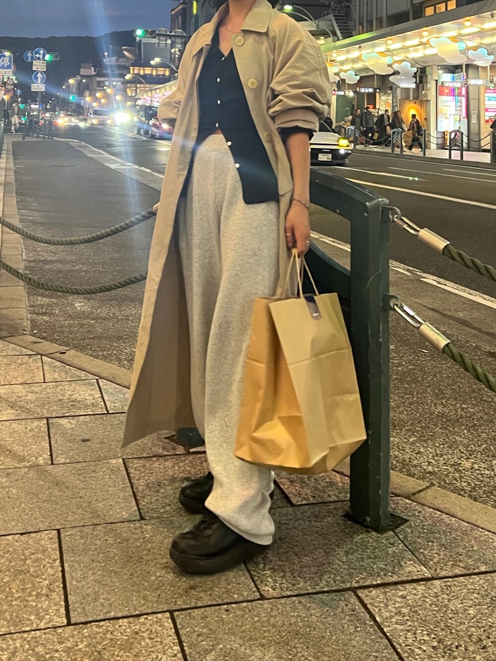 グレー系のその他パンツ、ベージュ系のステンカラーコートを着用したレディースの秋コーディネートの8枚目の写真