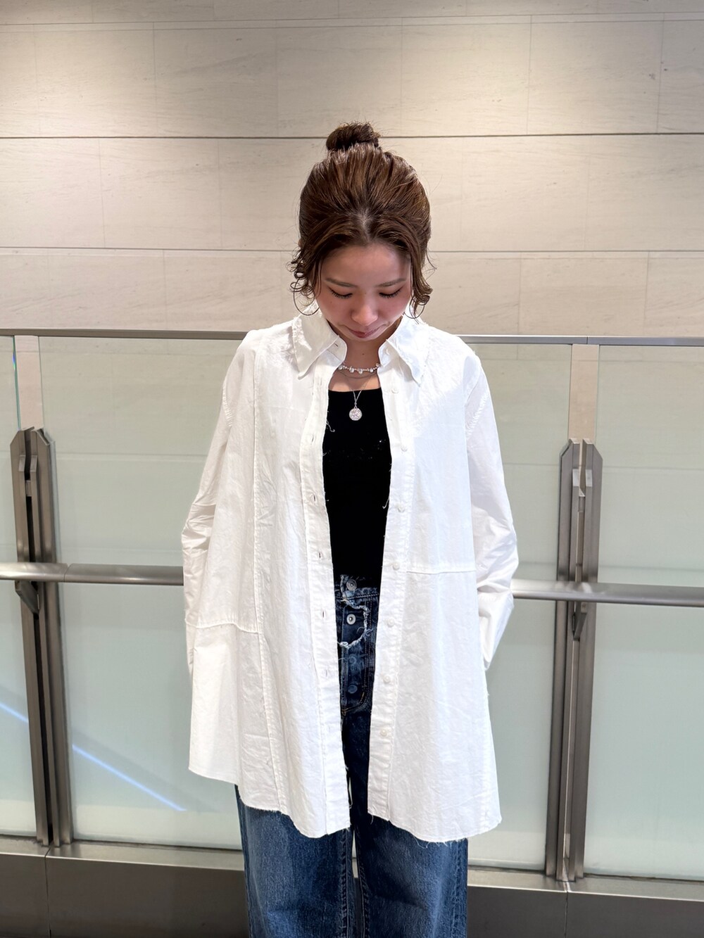 ブルー系のデニムパンツ、ホワイト系のシャツ/ブラウス、ブラック系のシャツ/ブラウスを着用したレディースの冬コーディネートの7枚目の写真