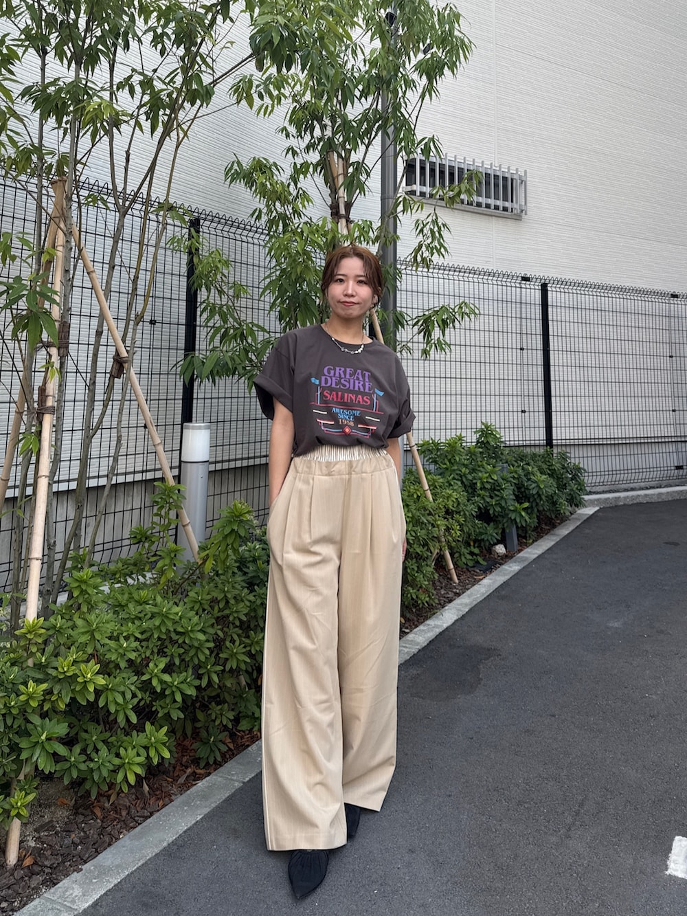 ベージュ系のその他パンツ、グレー系のTシャツ/カットソー、ブラック系のパンプスを着用したレディースの春コーディネートの3枚目の写真