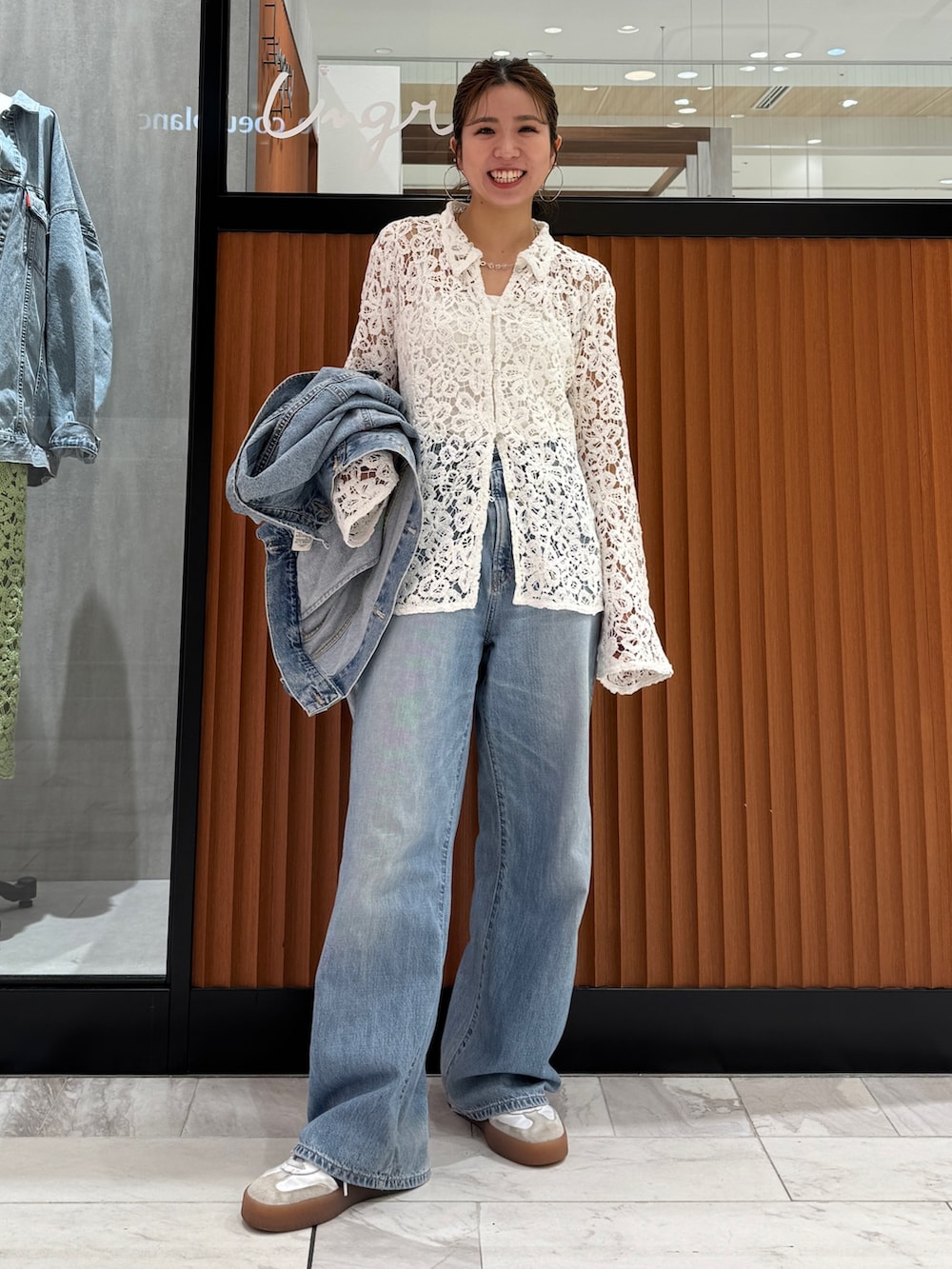 ブルー系のデニムパンツ、ブルー系のデニムジャケット、ホワイト系のシャツ/ブラウスを着用したレディースの春コーディネートの9枚目の写真