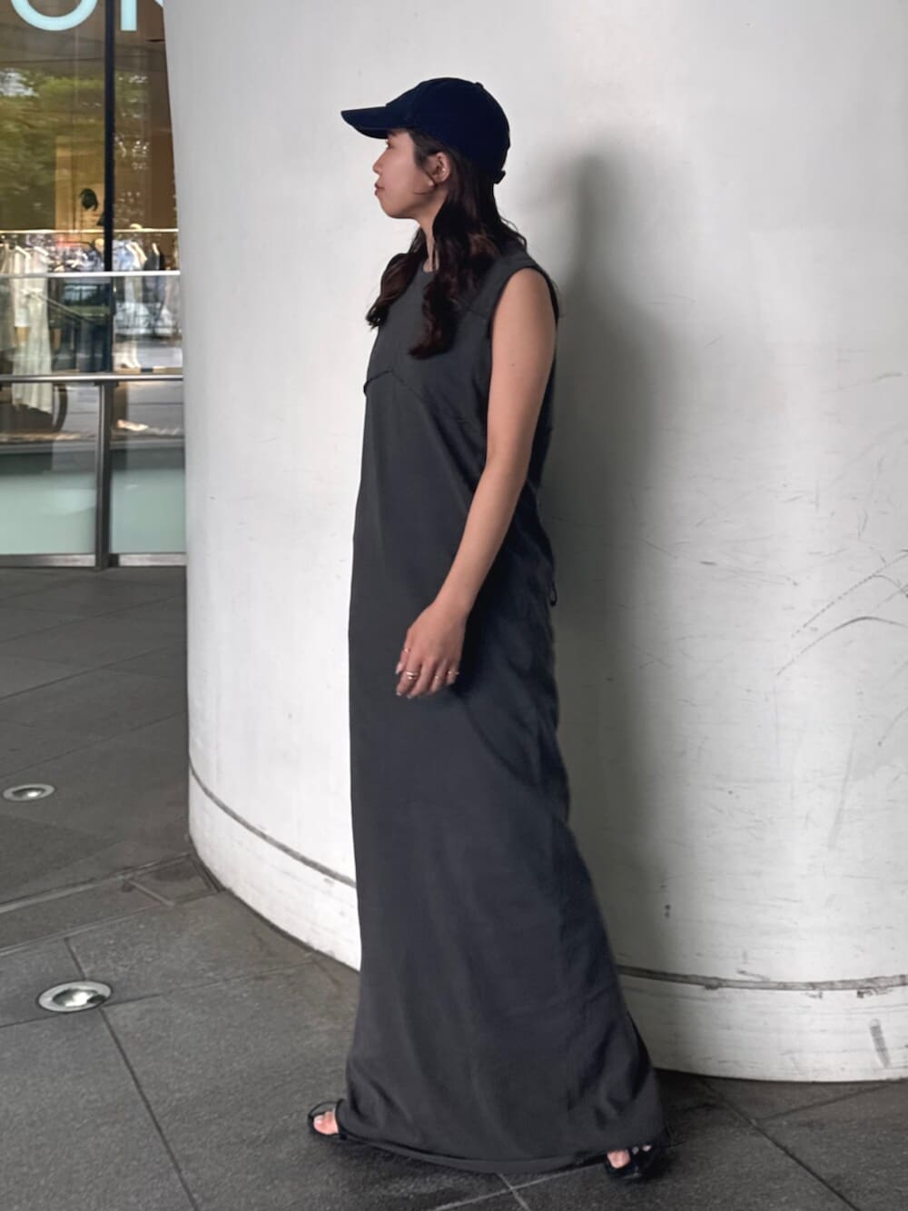ブルー系のデニムパンツ、グレー系のワンピースを着用したレディースの春コーディネートの6枚目の写真
