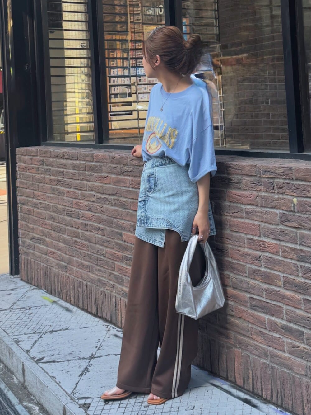 その他のサンダル、ブルー系のデニムスカート、ブラウン系のその他パンツを着用したレディースの夏コーディネートの3枚目の写真