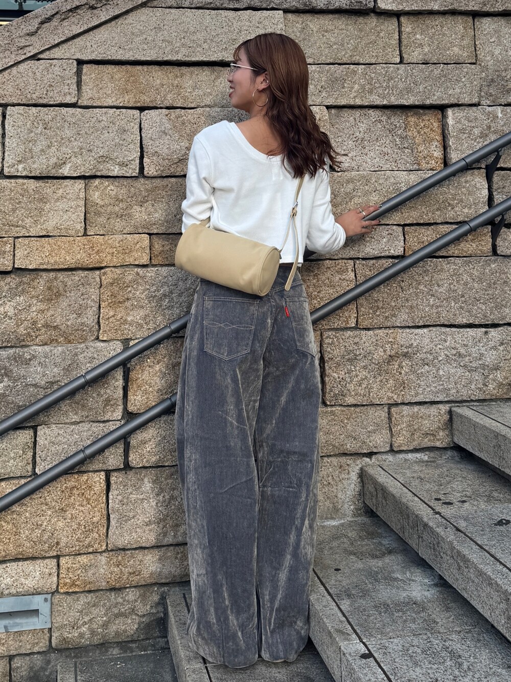 ベージュ系のデニムパンツ、ホワイト系のTシャツ/カットソー、その他のメガネを着用したレディースの夏コーディネートの5枚目の写真