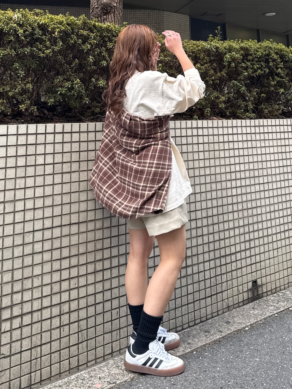 ホワイト系のTシャツ/カットソー、ベージュ系のその他パンツ、ブラウン系のシャツ/ブラウスを着用したレディースの冬コーディネートの6枚目の写真